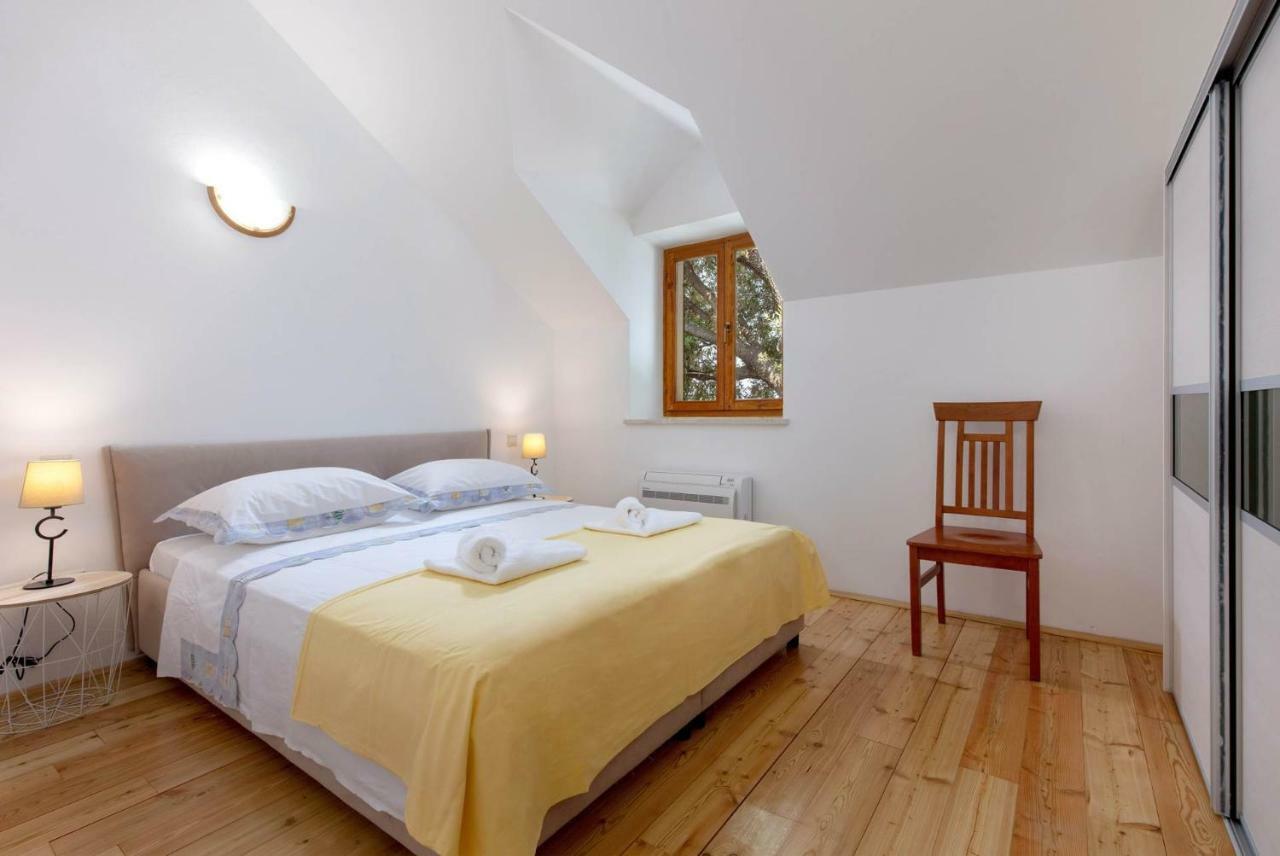 Villa Dubrava Tranquil Retreat Nestled In An Olive Grove For Serene Escapes ปูชิสชา ภายนอก รูปภาพ